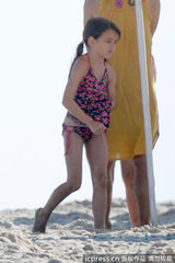 组图：小苏瑞穿泳装海滩玩耍 不停扯衣心情欠佳