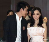 组图：赵薇热衷慈善事业 与林心如咬耳朵换心得