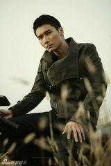 组图：李泰拍户外写真展霸气男人味