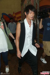 组图：黄品源婚变后首现身 激动落男儿泪