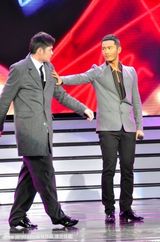 组图：海派春晚录制 黄晓明为“修鞋老爷爷”穿鞋