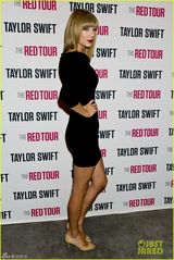 组图：斯威夫特紧身黑裙开胸秀腿曲线毕露