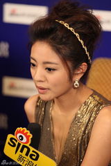 组图：安以轩明星慈善夜专访 工作繁忙想放假