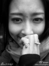 组图：央吉玛搞怪生活照曝光 点朱砂另类妆容