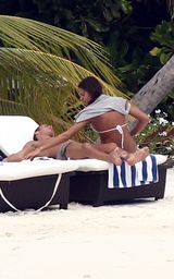 高清组图：C罗和女友马尔代夫海滩秀性感身材