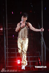 组图：许志安出道25周年红馆开唱 郑秀文捧场