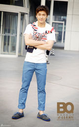 组图：李易峰盛夏街拍 简单装扮潮范气质