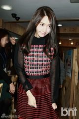 组图：少时允儿代言眼镜 捂嘴甜笑婀娜迷人