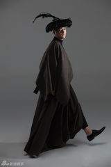 组图：吉杰最炫彝族风写真 民族发饰抢眼