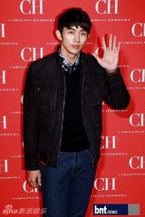 组图：少时TIFFANY高俊熙等红装热情站台