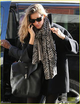 组图：邦辰穿黑丝出街狂打电话 表情严肃疑不爽