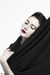 组图：高圆圆登封面 哥特风引领极致冷艳