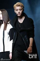 组图：EXO出席时装周开幕 携女模走秀帅气十足