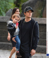 组图：奥兰多布鲁姆抱子出街 小宝贝专心舔棒冰