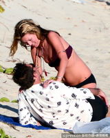 组图：凯特-莫斯枣红比基尼 与老公沙滩激吻欲火燃烧