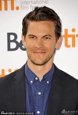 组图：布洛林撑《劳工》首映 温斯莱特深V秀沟