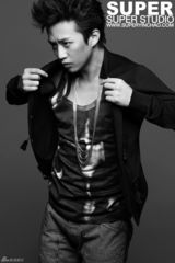 高清图：邓超全新黑白大片 冷峻动感散发迷人气质