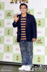 组图：SHINee温流王子装扮宣传新剧 对演技自信