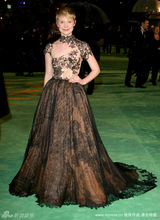 幻灯图：《爱丽丝》英国首映 海瑟薇秀雪白凝肌