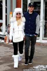 组图：希尔顿与小男友甜蜜吃午餐 戴皮草帽积极防寒