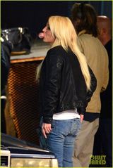 组图：布兰妮MV花絮曝光 穿男友外套显臃肿