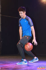 组图：霍华德京城耍宝 与柯震东拼球技