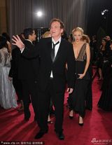 组图：导演昆汀-塔伦蒂诺携女伴亮相红毯