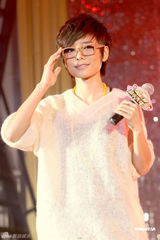 高清图：许飞为公益募捐眼镜框 呼吁为俞灏明祈福