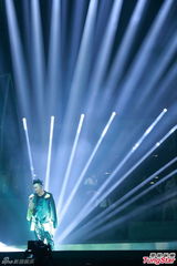 组图：陈奕迅演唱会化浓妆 搞怪献唱掀高潮