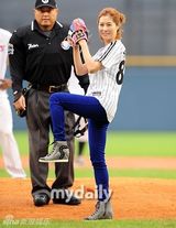 组图：韩国女艺人文素利担任棒球比赛开球嘉宾