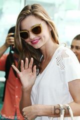 组图：米兰达可儿结束韩国行白衫花裤现身机场