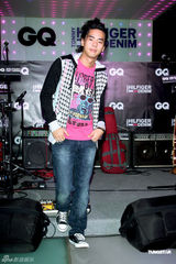 组图：柯有纶为服装助阵演出 透露新专辑12月发行