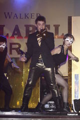 组图：潘玮柏挖坑给吴克群跳 问夜店把妹经验