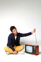 组图：芦芳生拍杂志玩突破 逗趣表情展现雅痞男人风