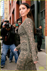 组图：卡戴珊穿透视裙录节目 性感黑色内裤隐现