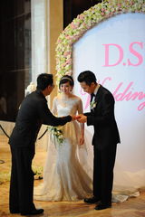 高清图：孙俪邓超上海大婚 新人现身当众亲吻