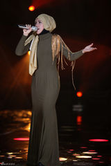 组图：周笔畅玩谢耳朵乐器 邓紫棋黑丝秀腿