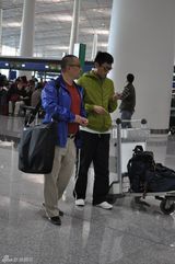 幻灯：秦昊王小帅现身机场 携《日照重庆》奔赴戛纳