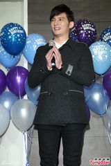 组图：温升豪35岁生日圆歌手梦 唱新歌回馈歌迷