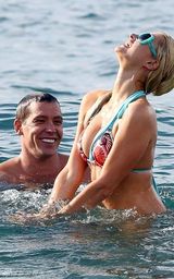 高清组图：帕丽斯-希尔顿夏威夷海滩戏水秀双波