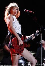 组图：泰勒助阵美乡村音乐节 自弹自唱狂野甩发