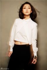 组图：殷桃最新写真大片 露马甲线一展帅气