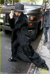 组图：Gaga全黑装扮似巫婆 大衣拖地引围观