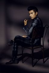 组图：陈龙拍复古写真 深沉冷峻展露魅惑瞬间