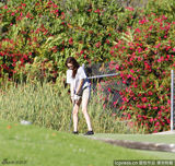 组图：斯图尔特大晒高尔夫球技 挥杆动作英气逼人