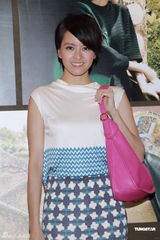 组图：梁咏琪出席品牌活动 与老公重游求婚地