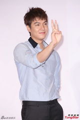 组图：李敏镐穿衬衫帅气亮相 台上憨笑吐舌卖萌