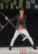 组图：SHINee与EXO-K亮相时尚活动变T台模特