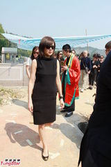 组图：关之琳父亲关山下葬 家属亲人悲哀送行