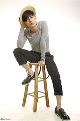 组图：尹正春日嬉皮写真鬼马表情玩复古